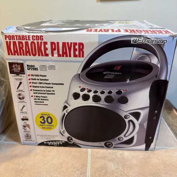 Emerson Portable Cd G Karaoke PlayerGP298s NIBwith Mic